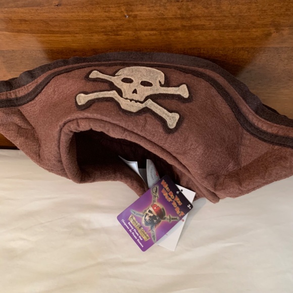 Disney Boney Pirate Hat & The Ghost Pirate Book - A Spirited Hologram Book - Picture 2 of 13